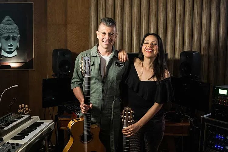 Rodrigo y Gabriela in studio with guitars